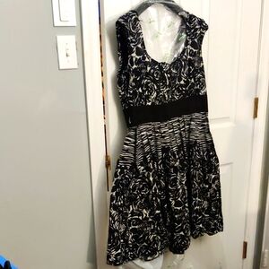 Elegant Black and White rannaculas Floral Dress